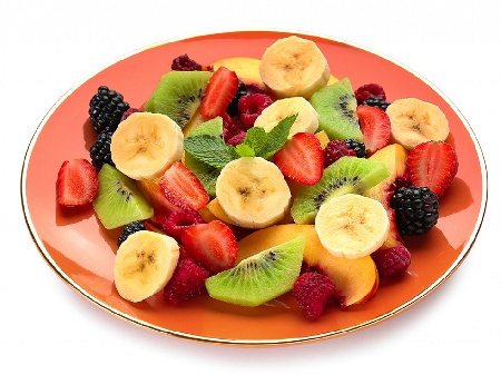 Плодова салата с праскови, банан, киви, малини, къпини и ягоди - снимка на рецептата